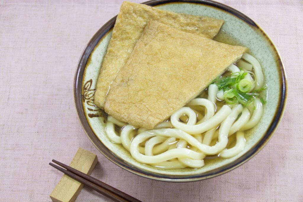 きつねうどん:甘辛いおあげが乗っている(そばもあり)