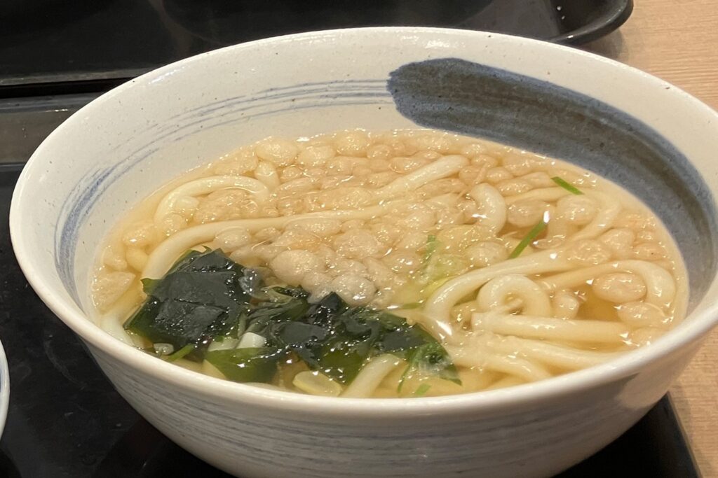 たぬきうどん:揚げ玉が乗っている(そばもあり)